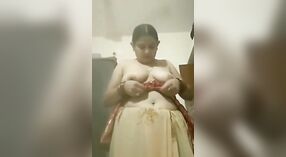 Desi Bhabhi Nudo Striscia e Spettacolo di Lei Splendido Seni 3 min 20 sec