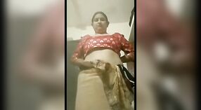 La bande nue de Desi Bhabhi et le spectacle de Ses seins Magnifiques 3 minute 50 sec