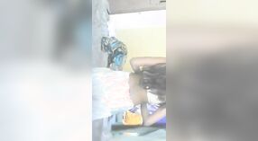 Verborgen camera vangt een meisje in een gele blouse en het intieme moment van haar vriend 6 min 50 sec