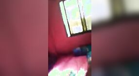 Desi MILF shares een steamy porno video met haar lover 1 min 30 sec