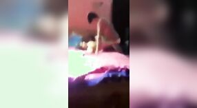 Desi MILF shares een steamy porno video met haar lover 1 min 40 sec