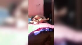 Desi MILF shares een steamy porno video met haar lover 1 min 50 sec