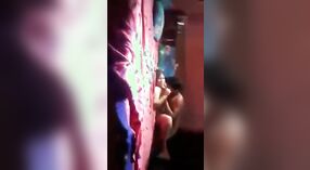 Desi MILF shares een steamy porno video met haar lover 2 min 00 sec