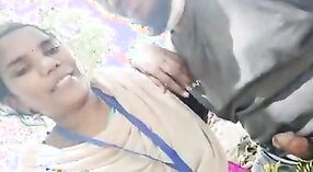 الديك الأسود الهندي الكبير يمتص من قبل مدير تكنولوجيا المعلومات التاميل في الحديقة 2 دقيقة 20 ثانية