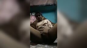 Une Indienne nue se masturbe en vidéo solo 0 minute 0 sec