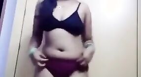 Ấn độ striptease video với một gợi cảm twist 0 tối thiểu 0 sn