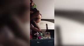 Un chico engaña a su esposa con una chica en este video hardcore 6 mín. 20 sec