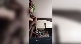 Un chico engaña a su esposa con una chica en este video hardcore 8 mín. 20 sec