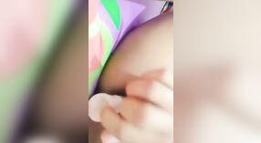 Nastolatek Desi Masturbuje Się Dildo i seks-zabawki w Anal Wideo 0 / min 0 sec