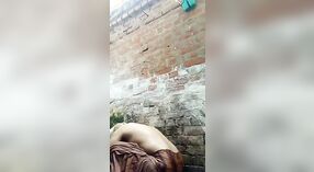 Sexo a solo na casa de banho de Nangi: um vídeo quente e fumegante 0 minuto 0 SEC