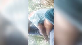 Desi-Liebhaber gönnen sich outdoor-sex mit Musik - ein heißes porno-video 1 min 20 s