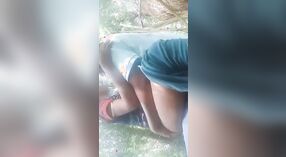Desi-Liebhaber gönnen sich outdoor-sex mit Musik - ein heißes porno-video 1 min 30 s