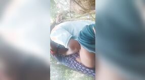 Desi-Liebhaber gönnen sich outdoor-sex mit Musik - ein heißes porno-video 1 min 00 s