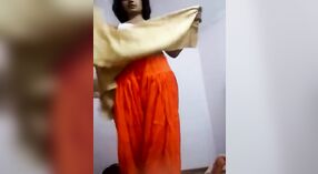 Bir baştan çıkarıcı video arasında bir çarpıcı Hint kadın crossdressing 1 dakika 20 saniyelik