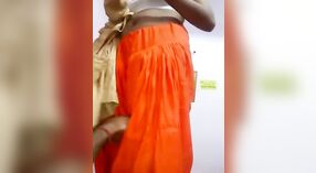 Bir baştan çıkarıcı video arasında bir çarpıcı Hint kadın crossdressing 1 dakika 50 saniyelik