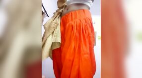 Een verleidelijke video van een prachtige Indiase Vrouw crossdressing 2 min 00 sec