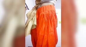 فيديو مغر لامرأة هندية مذهلة ترتدي ملابس متقاطعة 2 دقيقة 10 ثانية