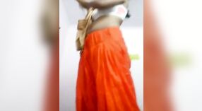 Bir baştan çıkarıcı video arasında bir çarpıcı Hint kadın crossdressing 2 dakika 30 saniyelik