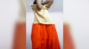 Een verleidelijke video van een prachtige Indiase Vrouw crossdressing 2 min 50 sec