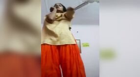 Bir baştan çıkarıcı video arasında bir çarpıcı Hint kadın crossdressing 3 dakika 00 saniyelik