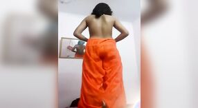 Bir baştan çıkarıcı video arasında bir çarpıcı Hint kadın crossdressing 0 dakika 0 saniyelik