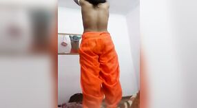 ಬೆರಗುಗೊಳಿಸುತ್ತದೆ ಭಾರತೀಯ ಮಹಿಳೆ crossdressing ಒಂದು ಪ್ರಲೋಭಕ ವೀಡಿಯೊ 0 ನಿಮಿಷ 50 ಸೆಕೆಂಡು