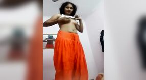 Un seducente video di una splendida donna indiana crossdressing 1 min 00 sec