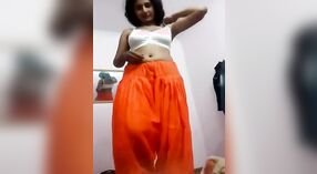 Een verleidelijke video van een prachtige Indiase Vrouw crossdressing 1 min 10 sec