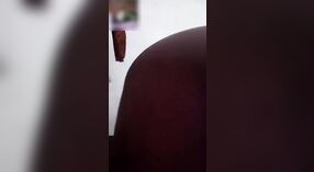 Desi stud devient sauvage dans une vidéo porno solo 3 minute 50 sec