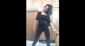 Desi Hoa Hậu Dave dải trần truồng và show off cô ấy curves trong này sexy video 0 tối thiểu 0 sn