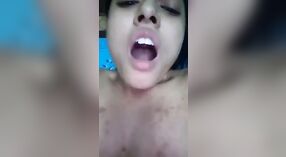 Sesión de masturbación en solitario con una chica india desnuda de la tienda móvil 1 mín. 20 sec