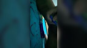 Solo sesja masturbacji z nagą indyjską dziewczyną z mobilnego sklepu 3 / min 20 sec