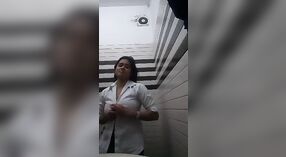 Solo sesja masturbacji z nagą indyjską dziewczyną z mobilnego sklepu 0 / min 0 sec