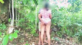 Desi esposa cheats ligar dela marido com seu amante em a bosques 2 minuto 20 SEC