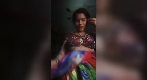 Индийская красотка раздевается догола и мастурбирует в MMS видео 0 минута 0 сек