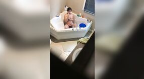 Vídeo Sexy de uma câmara escondida capturada Num resort Indiano 1 minuto 20 SEC