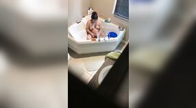 Seksi Video arasında bir gizli Kamera Captured at bir Hint resort 2 dakika 20 saniyelik