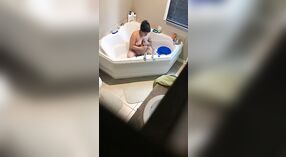 Seksi Video arasında bir gizli Kamera Captured at bir Hint resort 2 dakika 50 saniyelik