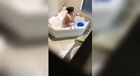 Vídeo Sexy de uma câmara escondida capturada Num resort Indiano 0 minuto 50 SEC