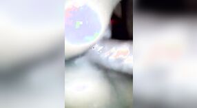 チートセックスビデオでは、ムンバイの友達の妻が吸って精液を食べることを特徴としています 3 分 40 秒