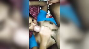 XXX porno gay: Randy et Randi indiens se livrent à une branlette passionnée et à une baise 2 minute 00 sec