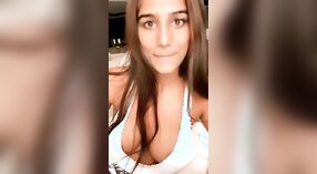 Ao vivo no Instagram com Poonam Pandey e Areola Slip: um vídeo Sexy 0 minuto 40 SEC