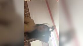 Kamapisachi video seorang MILF Pakistan yang terlibat dalam aktivitas seksual 3 min 40 sec