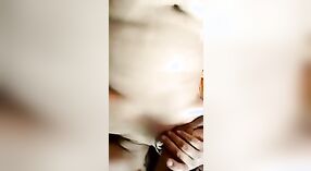 Indyjski hardcore seks z Musumi i jej partnerem w tym filmie porno 2 / min 00 sec