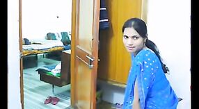 भारतीय वीडियो सुविधाओं के एक अकेला भाभी और उसके वसा पड़ोसी 0 मिन 0 एसईसी