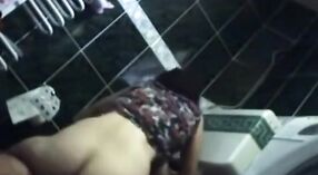 इंडियन सेक्स व्हिडिओमध्ये एक फासलेल्या बाईमध्ये तिच्या पुच्चीला खडबडीत वेटरने ड्रिल केले आहे 2 मिन 10 सेकंद