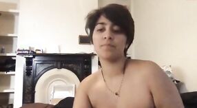 Vídeo nu de um influenciador Indiano Sexy num espectáculo escandaloso 1 minuto 40 SEC