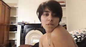 एक निंदनीय शो में एक सेक्सी भारतीय प्रभावकार का नग्न वीडियो 0 मिन 40 एसईसी