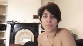 Vídeo nu de um influenciador Indiano Sexy num espectáculo escandaloso 1 minuto 00 SEC