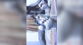 Sexy Bengali garota de programa tem sexo com seu cliente neste fumegante vídeo 0 minuto 30 SEC